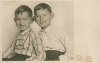Bratři Václav (vpravo) a Jan Smělí (kol. 1938)