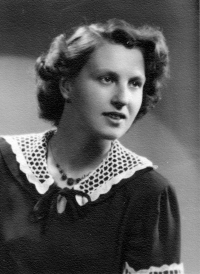 Milada Nováková v roce 1955, fotografie na maturitní tablo