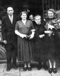 Milada po promoci v roce 1957 se strýcem a tetou Löschovými a babičkou Antonií Barborkovou