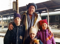 Milada Nováková s vnoučaty na plzeňském nádraží v roce 1998