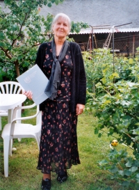 Milada Nováková in 2009 with her certificate from the School of Lifelong Learning