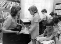 Milada Nováková v roce 1980 jako knihovnice v plzeňské městské knihovně