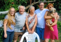 Milada Nováková s manželem Jiřím, dětmi a vnučkou v roce 2019