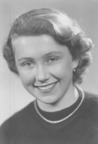 Fotka na maturitní tablo, 1956