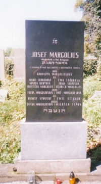 Náhrobek děda z matčiny strany Josefa Margoliuse na židovském hřbitově ve Světlé nad Sázavou, kde jsou uvedeni rodinní příslušníci, kteří zemřeli při holocaustu