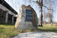 Pomník obětem náletu ze 17. dubna 1945 umístěný v Jateční ulici vedle seřaďovacího nádraží v Plzni na Doubravce