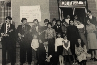 Pamětník před modlitebnou Církve adventistů sedmého dne