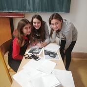Studentky Gymnázia Vysoké Mýto Barbora Čejková, Nina Dudková, Kateřina Vostřelová při projektu Příběhy našich sousedů