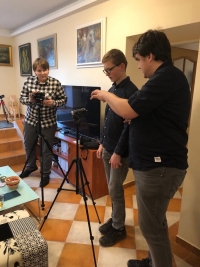 Příprava kamer při natáčení rozhovoru, 2020