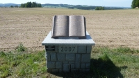 Pomník v podobě rozevřené knihy umístěné na kamenném podstavci připomíná osobnost ředitele místní školy a kronikáře obce Václava Hojera. Pomník byl vybudován v roce 2007 Františkem Brožem