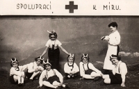 Se spolužáky z obecné školy ve Veselí nad Moravou (pamětnice úplně vlevo), cca 1947