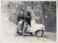 Rodiče a jejich motorka.