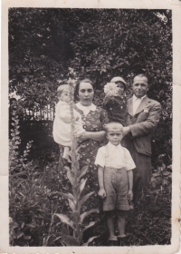 Rodina Trpákova. V popředí Josef, v náruči otce Jiří a u matky sestra Zdena, 1939 