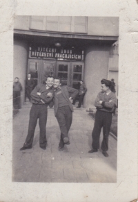 Uprostřed Josef Trpák se svými spolužáky v Kostelci nad Orlicí, 1953