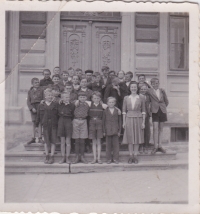 Josef Trpák (zcela vpravo) se svými spolužáky z pacovské měšťanky 