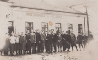 Restaurace U Vejvodů, Hradec Králové čp.143 v roce 1927, před budovou stojí členové Sokola, kteří chodili do sálu cvičit
