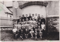 Obecná škola v Květinově za druhé světové války, Anna Hůrková ve třetí řadě čtvrtá zprava