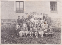 Se spolužáky z obecné školy v Květinově (druhá řada, druhá zprava) po její pravé ruce nejlepší kamarádka Z. Morávková