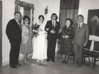 Svatba 22. 6. 1984 v Brně, zleva Jiří a Jana Hrudkovi, Anna Šimsová-Hrudková, Jan Hrudka, Milena a Jan Šimsovi