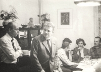 Po požehnání svatbě v Brně roku 1984, zprava Milan a Jitka Uhdeovi, manželé Muellerovi, Jan Šimsa a jeho bratr Pavel Šimsa
