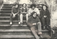 Anna Šimsová a Jan Hrudka s přáteli na brigádě na opravě fary v Bohuslavicích nad Metují zřejmě v roce 1982