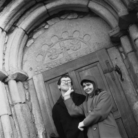 Ivan Martin Jirous a Věra Jirousová před portálem kostela v Zahrádce u Humpolce, polovina 60. let