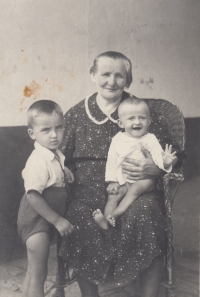 S babičkou Anežkou a bratrancem Františkem
