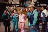Návštěva závodu ve skocích na lyžích, Planica, Slovinsko, 1991, zleva: Miran Horvát, Vlasta Remsová, p. Motejlková, Zdeněk Remsa