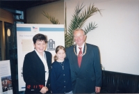 Zdeněk Remsa přebírá stříbrný olympijský řád, zde s dcerou a nejmladší vnučkou, 1999