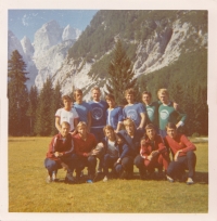 Slovinské národní skokanské mužstvo, fotka zřejmě z 80. let, Zdeněk Remsa pravděpodobně třetí zleva ve vrchní řadě