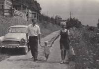Monika Němcová with her parents at a cottage on the Lužnice in 1968