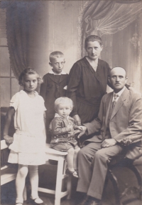 Rodiče Hojerovi s prvorozenou dcerou Marií a syny Václavem a Bedřichem