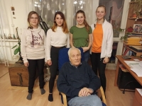 Jaromír Kerhart s žáky ZŠ Na Balabence při natáčení projektu PNS