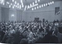 Pohled do sálu (v první řadě zprava Ivan Havel, Květa Havlová, Jitka Poláková, Petr Polák, Jaroslav Vostrý, Pavel Landovský, Olga Havlová, Luděk Pacovský)