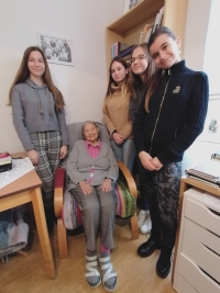 žáci ZŠ Litvínovská při natáčení projektu Příběhy našich sousedů