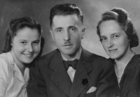 Strýc Toník s manželkou (vpravo) byli po válce odsunuti do NSR, dcera Rita odsunuta do NDR