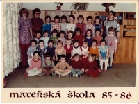Zdeňka Nová (vpravo nahoře) ve školce, školní rok 1085-86