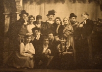 Hra Úsměvy a kordy, 1957 - pamětnice jako herečka v místním divadelním souboru