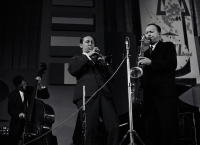 HQ kvintet na legendárním, prvním ročníku Mezinárodního jazzového festivalu v Praze, 1964. Zleva Jan Arnet, Laco Déczi a Jan Konopásek (1964)