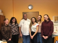 Fotka žáků, kteří dělali rozhovor s Jiřím Pošepným 