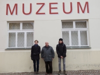 Jiří Zedníček s žáky před regionálním muzeem