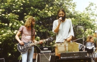 Petr Fejfar (s mikrofonem) v 80. letech 20. století při koncertu kapely Prasečí farma