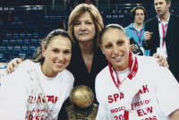 Natália Hejková s Dianou Taurasi a Světlanou Abrosimovou, soutěž Euroliga 2007
