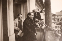 Jiří po boku Václava Havla během jeho projevu v Kladně v roce 1989