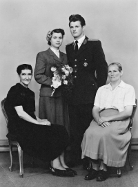 Anna Musilová svatební foto se svědky. Vlevo matka Anny, vpravo matka Josefa Musila, Brno 1953