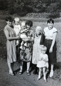 Anna Hladká s dcerami a vnoučaty