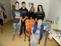 Božena Kutálová s žákovským týmem během natáčení