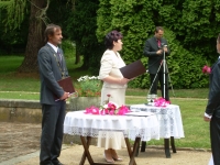 Petr Fejfar (zcela vlevo) oddává novomanžele jako starosta České Skalice  (1990 až 2000)