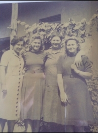 Pred rodičovským domov v Kisbéri v roku 1942. Zľava: rodinná priateľka, Helena, mama Alžbety a Eva