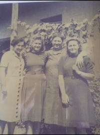 Pred rodičovským domov v Kisbéri v roku 1942. Zľava: rodinná priateľka, Helena, mama Alžbety a Eva